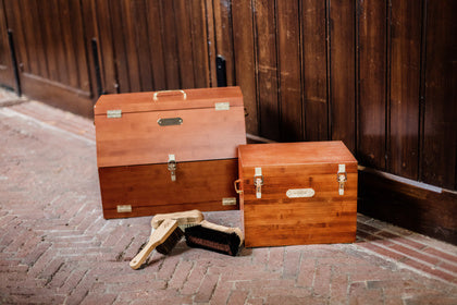 The Kentucky grooming Deluxe range includes grooming brushes, grooming boxes tack and boot cleaners.