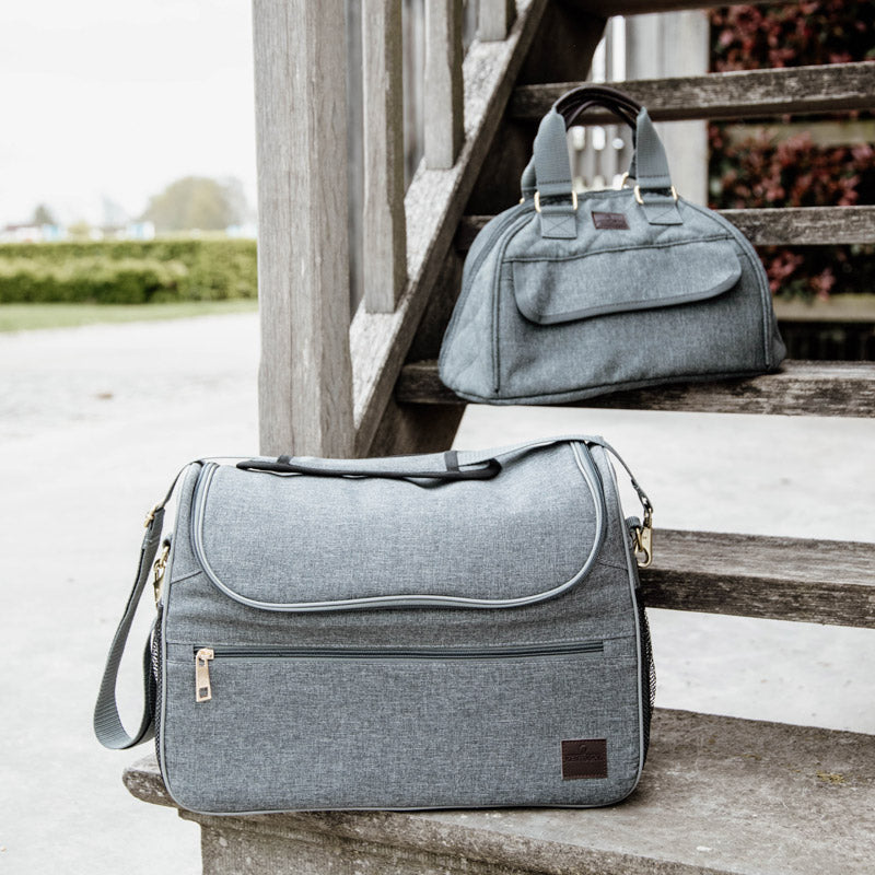 The Kentucky horse wear grooming bag is perfect way to store all your grooming essentials. The adjustable inserts allow you to organize the bag however you want. Because of its large size, even spray bottles fit into this bag.