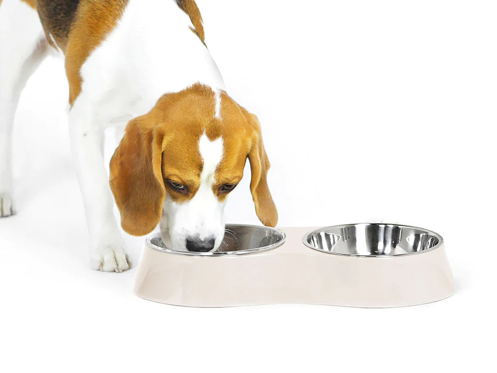 The George Barclay, Concave Double Feeding Bowl is produced using a combination of melamine and stainless steel. These two high-quality materials harmonise beautifully together, producing a stylish, yet functional product.