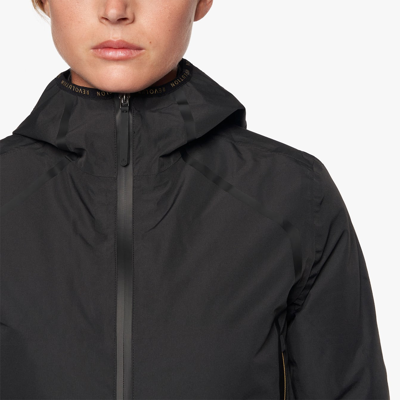 The Cavalleria Toscana Revo 3 way Waterproof Jacket with detachable puffer is the only coat you need this season. Perfect for our ever changing weather. The outer is fully waterproof and the inner puffer coat seamlessly zips inside, giving you three jackets in one. This versatile CT Revolution jacket has stylish gold accents that compliment the CT Revolution collection. It’s technical features are designed for the rider with side sips ensuring maximum comfort and movement.