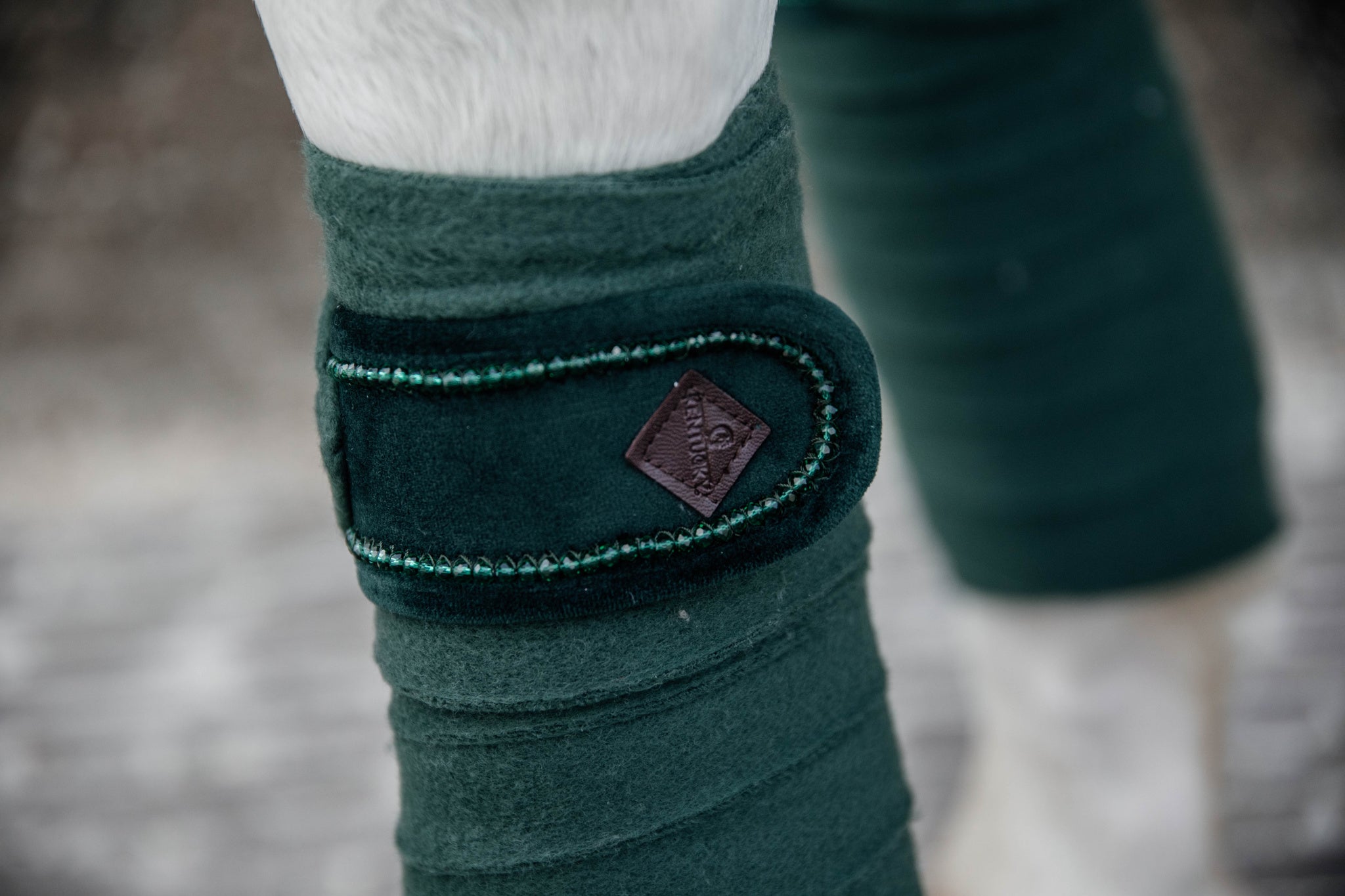 Train in style with the Kentucky Polar Fleece velvet bandages pearls. The Pearl model will attract all eyes. Ideal for daily work, providing optimal support to the tendons during exercise.