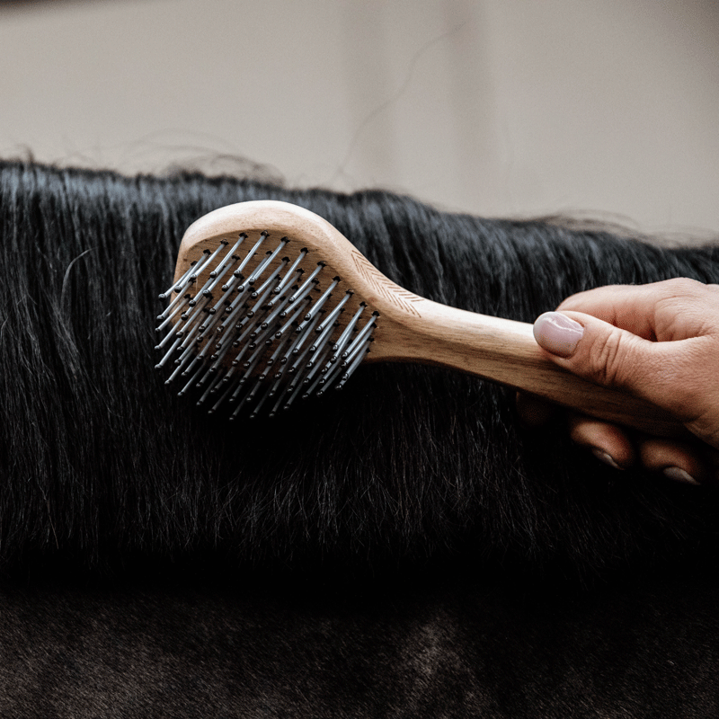 The Grooming Deluxe Mane and Tail Brush sets new standards on brushes. The mane and tail brush is easy to use and will easily get rig of knots and tangles in your horses mane and tail. The rounded covered needle heads, help prevent damage to your horses mane and tail and is a great base to braid the horses hair.