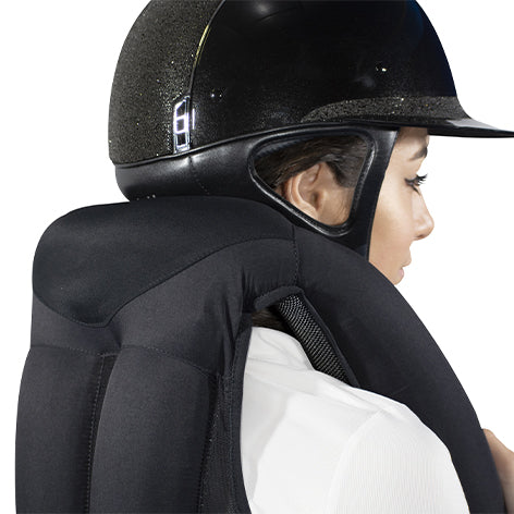 The Zip In 2 by Helite is the new 2 in 1 vest which offers the rider a great freedom of movement and protection with the quickest inflation time on the market. n the event of a fall the airbag inflates in less than 0,1 seconds and offers an optimal protection from head to tailbone before impact. Due to the central zip, the airbag can be worn alone, however it is recommended to wear the Zip’In 2 airbag with an approved outer.