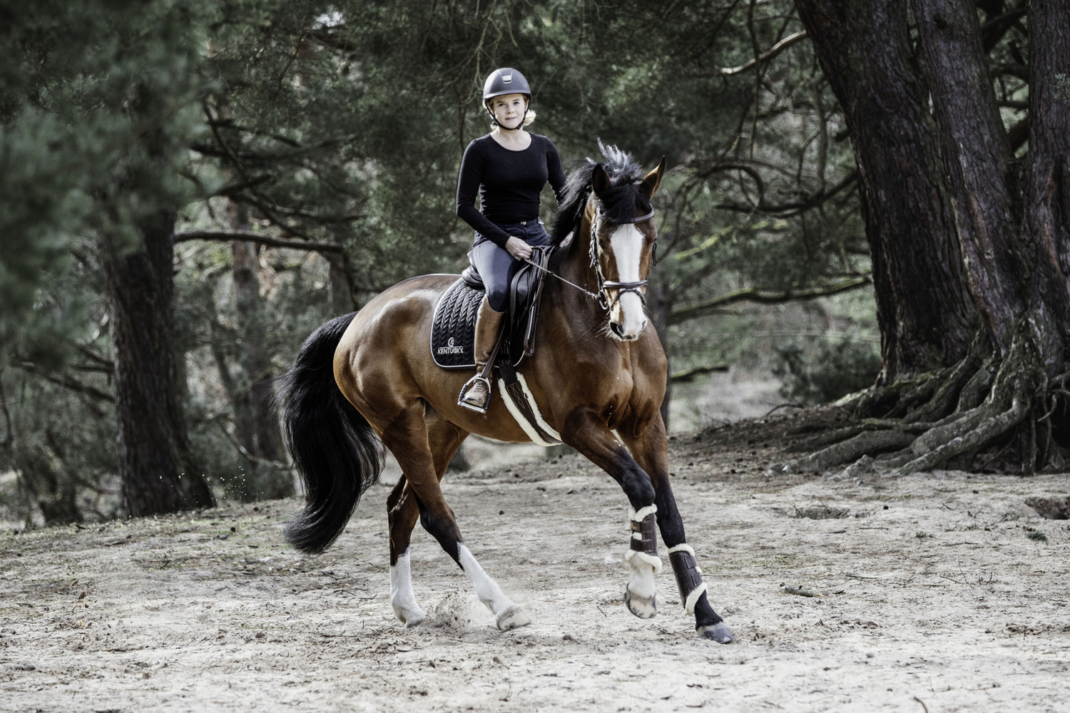 The Kentucky anatomical girth with sheepskin lining. This girth is made from artificial leather, making it softer, more durable and easier to maintain and clean. The faux sheepskin is removable, making it easier to watch and re attaches with strong Velcro.   A silver hope and carabiner is found underneath to attach your martingale, breastplate, draw reigns etc.    The girth is available in black or brown.