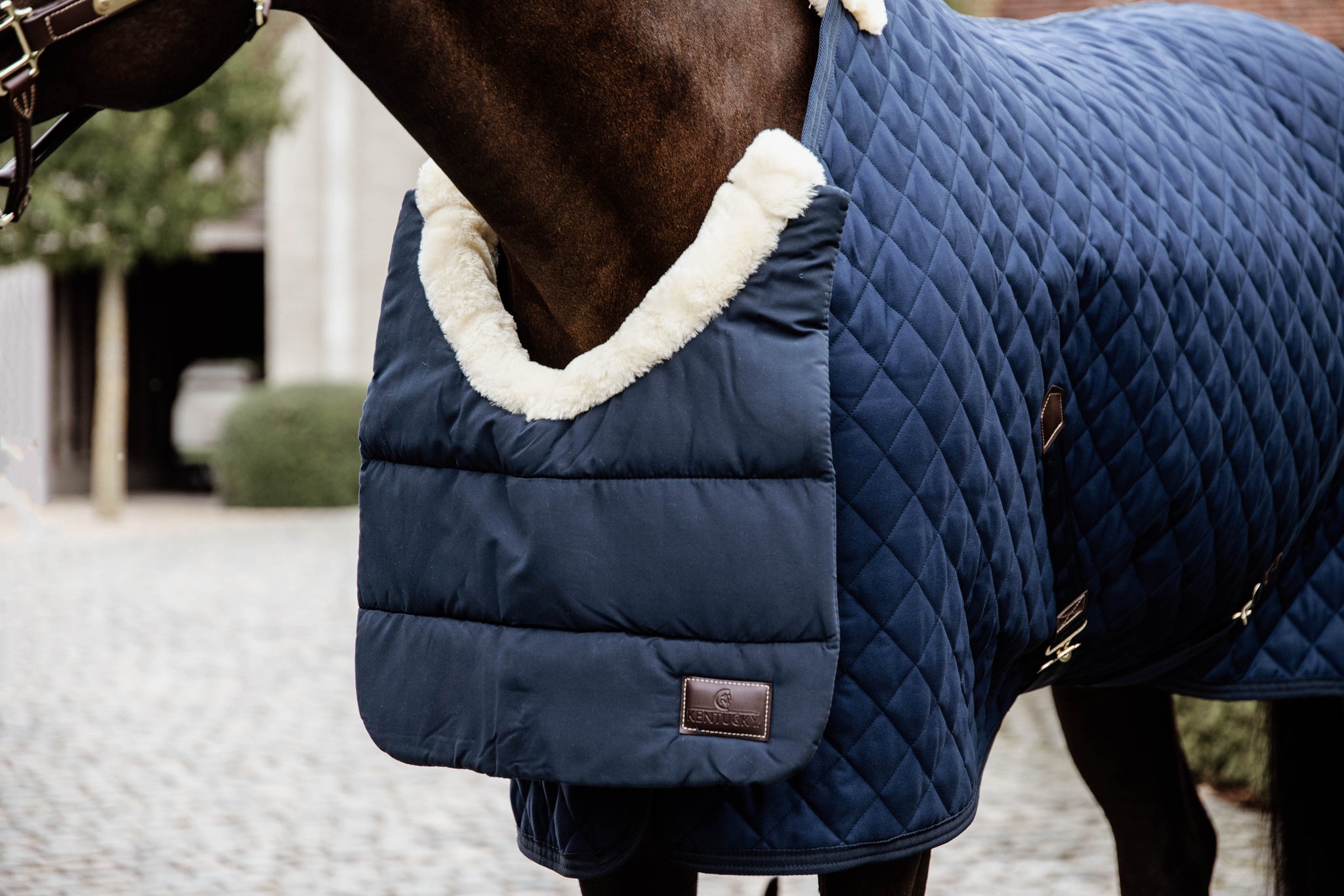 The Kentucky bib has been designed to protect your your horse from those annoying rubs caused by rugs. The Kentucky winter bib is the ideal pad to protect your horse’s chest and is lined with luxurious Faux sheepskin.