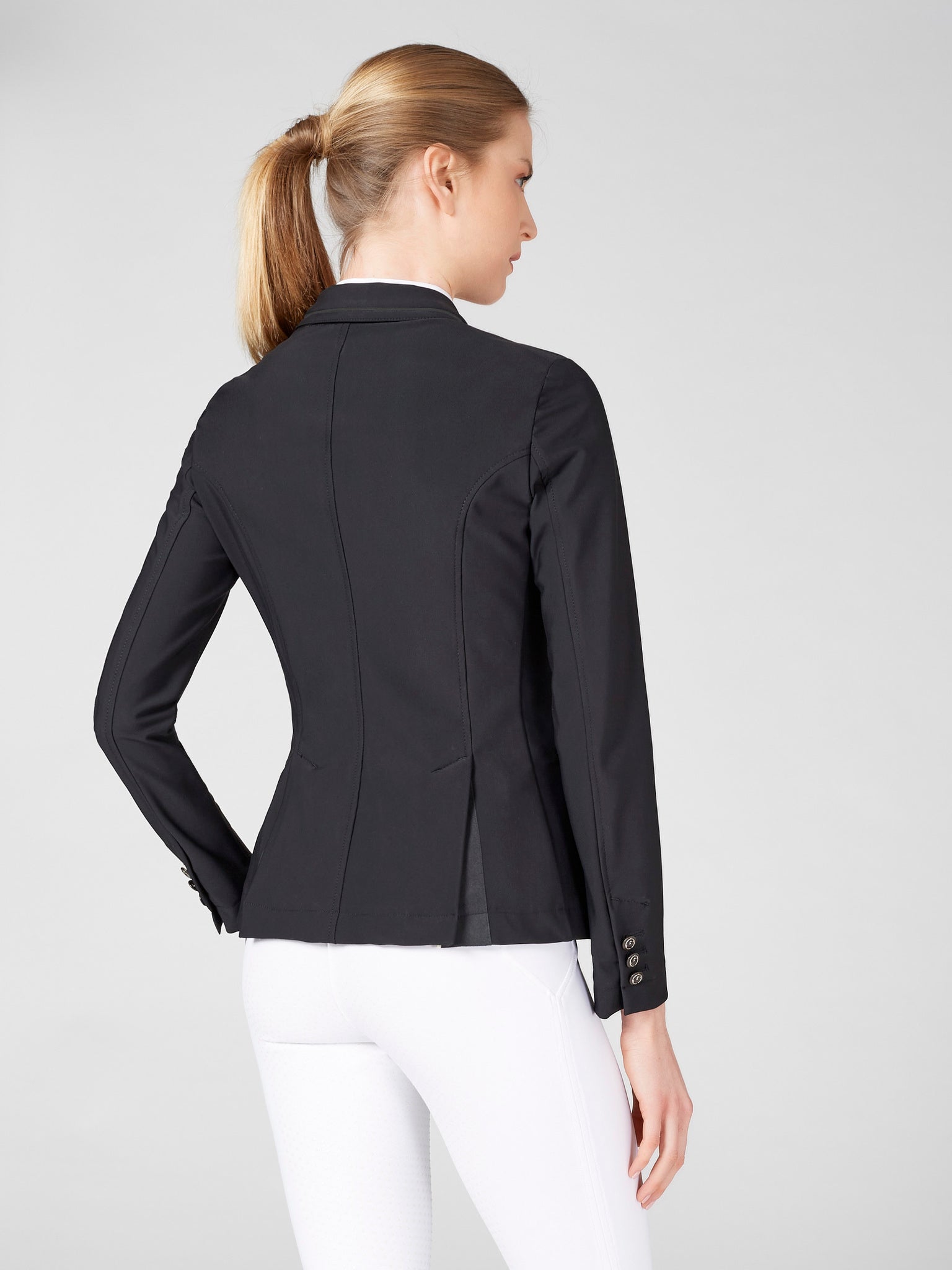 The Vestrum Canberra black competition jacket has a contrast detailing. This unlined women’s competition jacket is made from a technical high performance knitted fabric that is very strong and makes it perfect for competitions. The fabric is also soft enough to guarantee freedom of movement for every body shape whilst. Riding. This extremely flattering cut makes this a popular choice for elegance and performance.