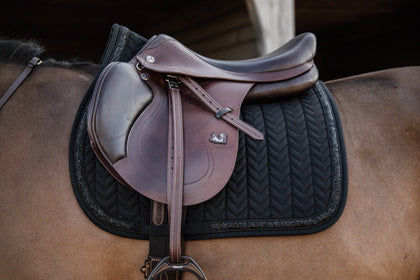 Kentucky’s Saddle Pad Glitter Stone jumping pad is stunning. The stones ooze sophistication and style. The pad is shaped for jumping and provides excellent cushioning between the horse while protecting against friction.