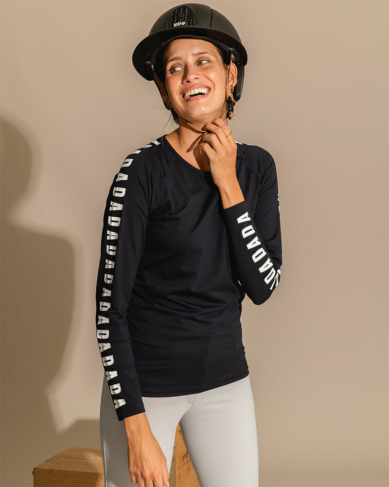 We love the Dada Izzy technical T shirt. Perfect for training, the yard or at shows. The T shirt has long sleeves with the Dada logo printed down the arm of the sleeves. It has Raglan armholes for maximum comfort. The fabric is made from a technical bi stretch jersey so is Breathable with anti-UV protection, chlorine and sun oils resistants.
