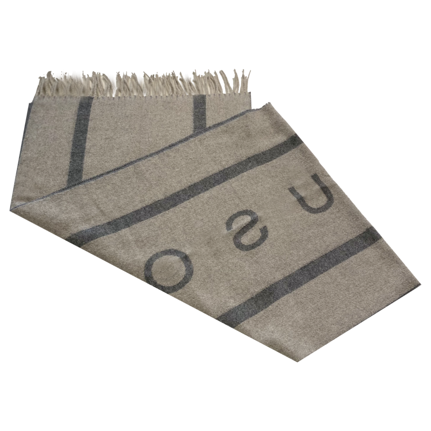Laguso Signiture grey scarf is the perfect accompaniment this season. The scarf is oversized and has a reversable design to give you maximum style options. Machine washable at 30’c