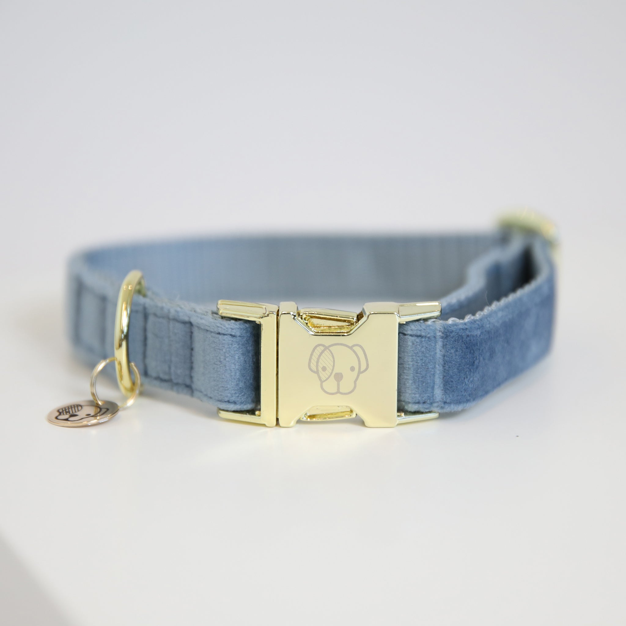 The Kentucky Velvet dog collar is extremely soft yet durable giving a touch of luxury for your dog. these collars are adjustable so great for a growing dog. The collar has a gold clip backless with the Kentucky dog logo and a gold tag for you to engrave. matching leads available.