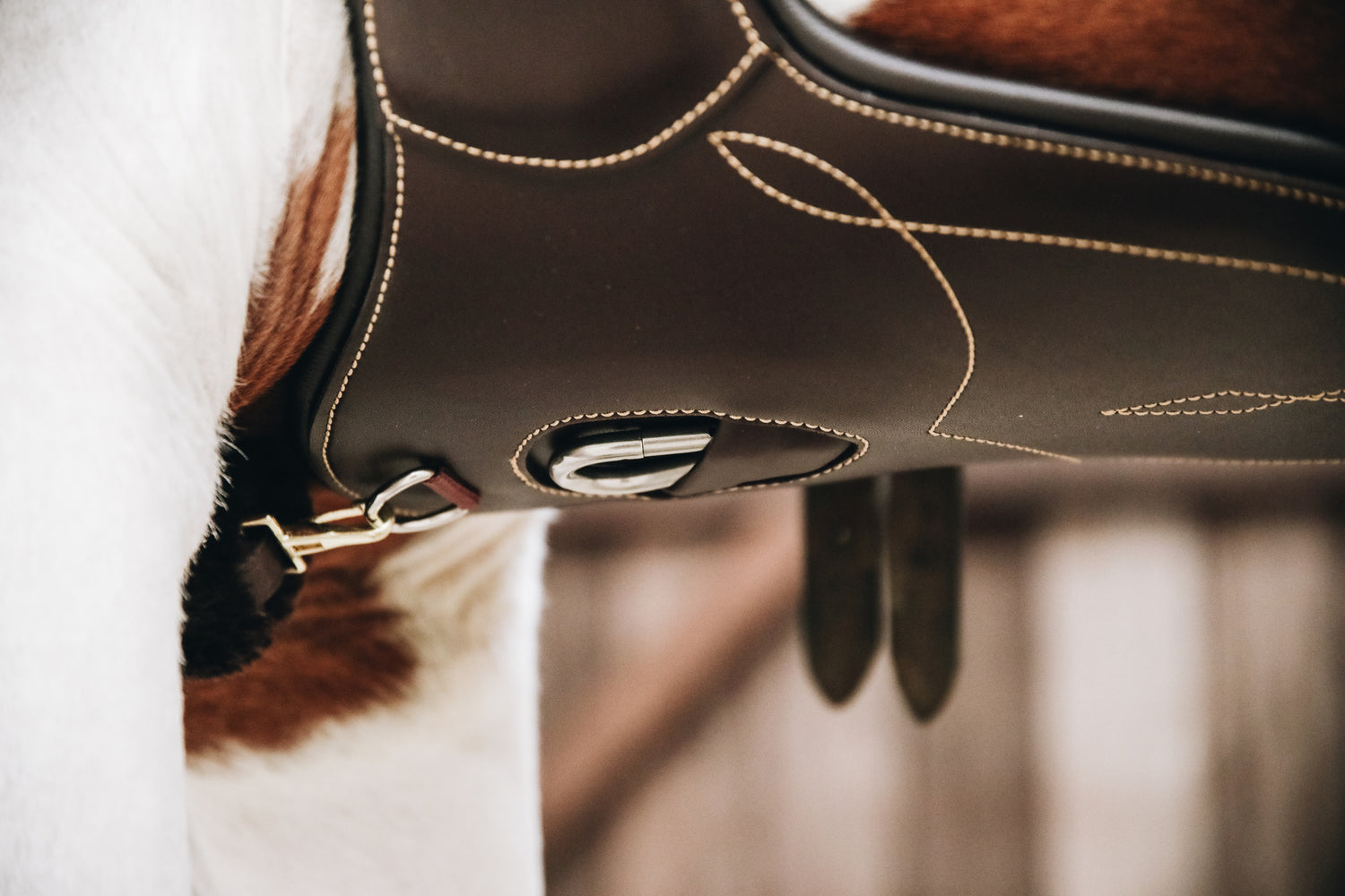 The Kentucky Short Stud Girth is anatomically shaped; Offering comfort and safety when jumping, while limiting the risk of injuries caused by horseshoes or studs. Specially shaped to follow the horse’s natural movement, it offers both comfort and freedom. The girth relieves the shoulders and elbows, allowing the horse breathe easily while still limiting the risk of injuries.