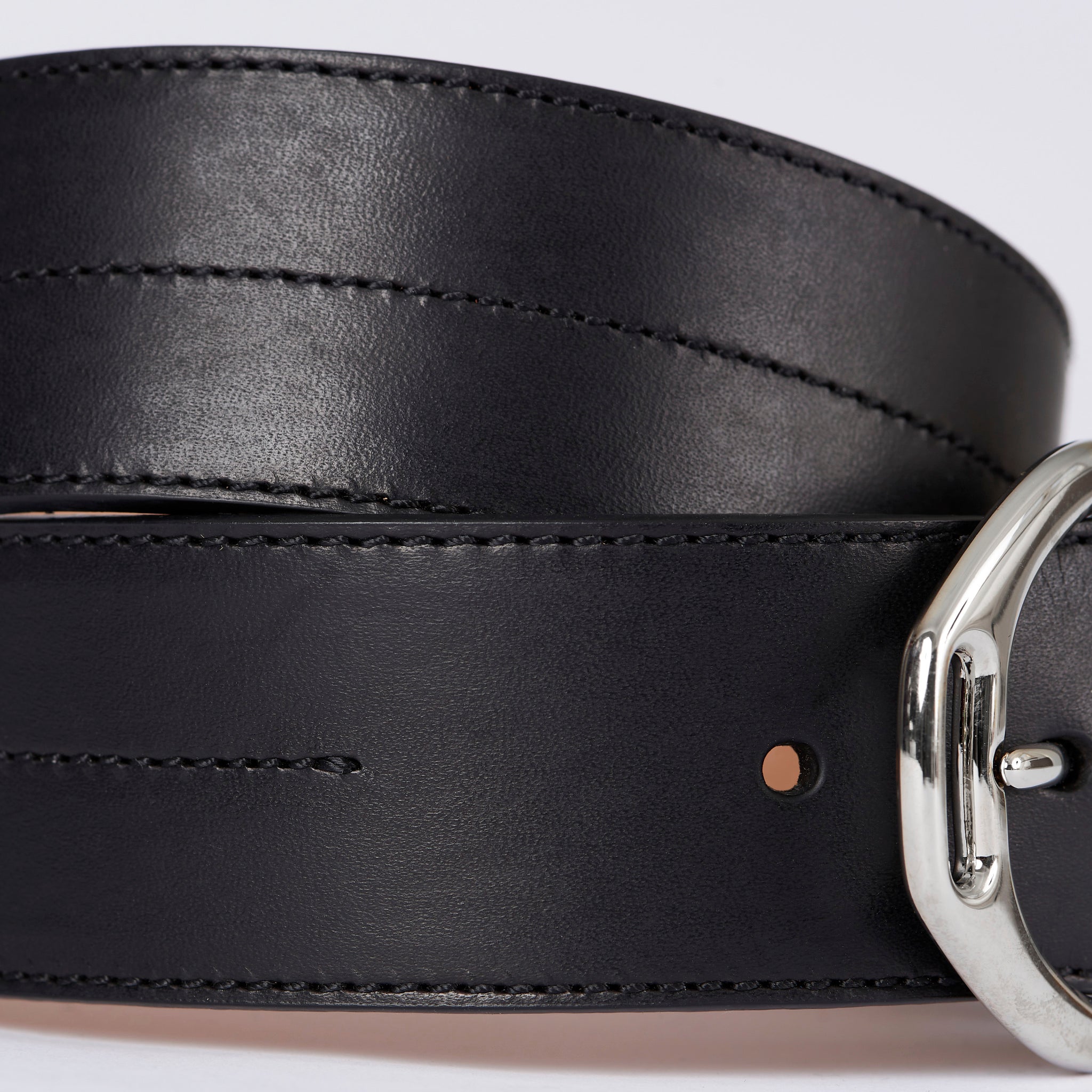 The Vestrum Buenos Aires Black Leather Belt is stunning. The belt is made from luxury leather with stitched detail running through. The detailed buckle adds a point of difference.