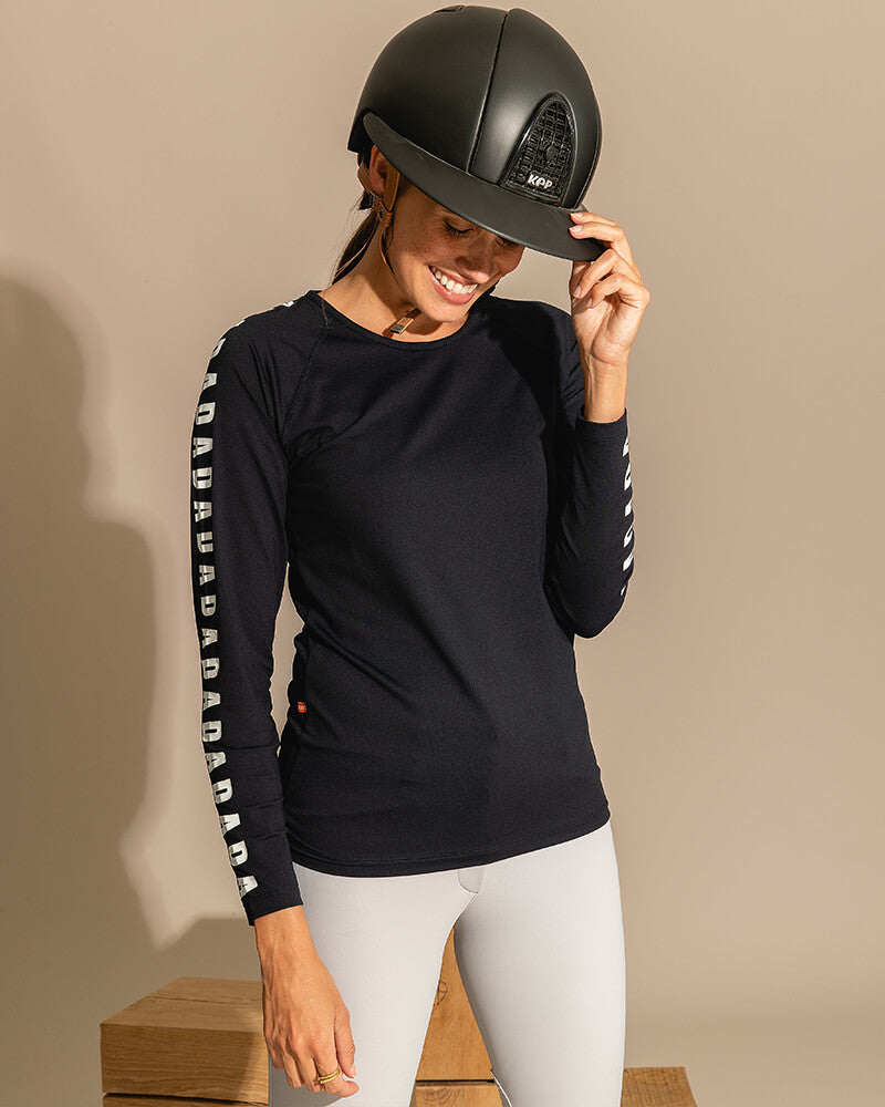We love the Dada Izzy technical T shirt. Perfect for training, the yard or at shows. The T shirt has long sleeves with the Dada logo printed down the arm of the sleeves. It has Raglan armholes for maximum comfort. The fabric is made from a technical bi stretch jersey so is Breathable with anti-UV protection, chlorine and sun oils resistants.