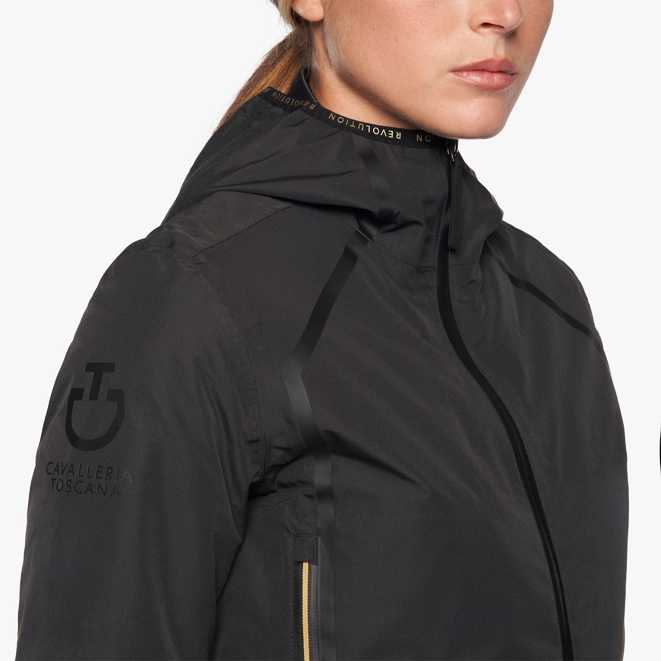The Cavalleria Toscana Revo 3 way Waterproof Jacket with detachable puffer is the only coat you need this season. Perfect for our ever changing weather. The outer is fully waterproof and the inner puffer coat seamlessly zips inside, giving you three jackets in one. This versatile CT Revolution jacket has stylish gold accents that compliment the CT Revolution collection. It’s technical features are designed for the rider with side sips ensuring maximum comfort and movement.