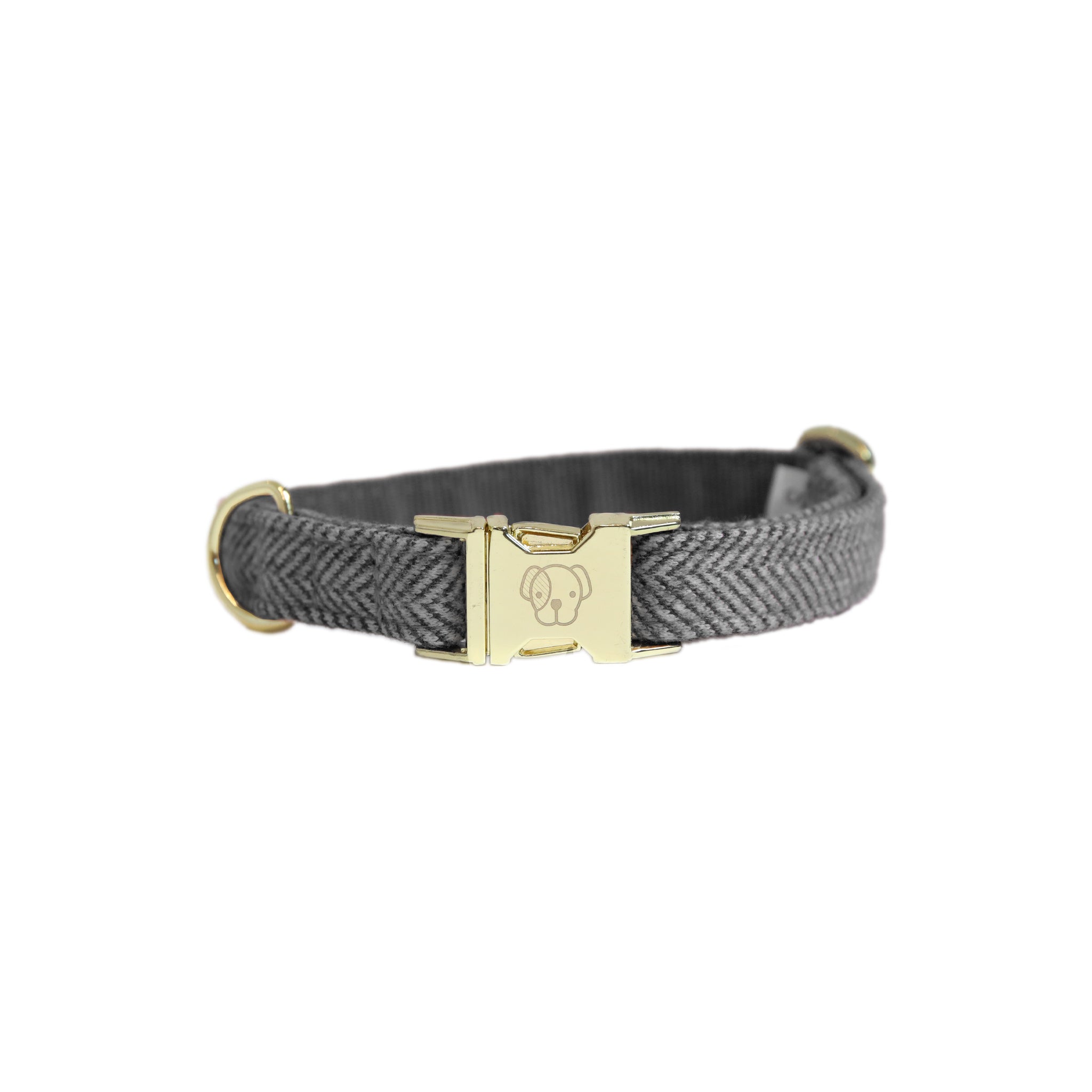 This Kentucky Dog Collar Wool will give your dog a sophisticated look in any circumstances! The diagonal stipe fabric on the outside gives it a wool like aspect, without using any animal ingredient. On the inside, the collar is reinforced with nylon to assure comfort and extra strength.