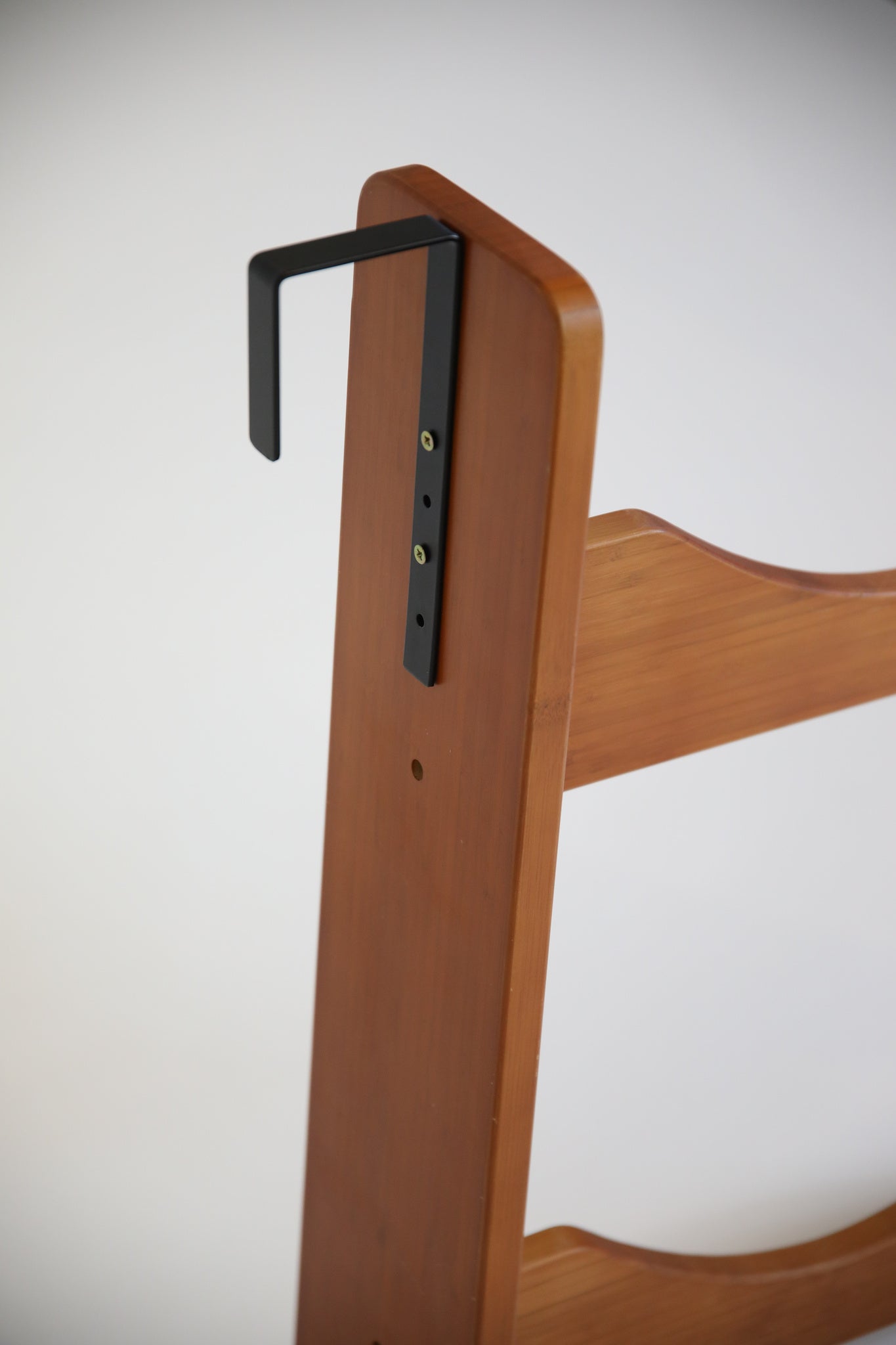 Kentucky saddle rack with two saddle pegs. Made with strong bamboo and finished with a small gold Kentucky logo. This is the perfect piece for any tack room.