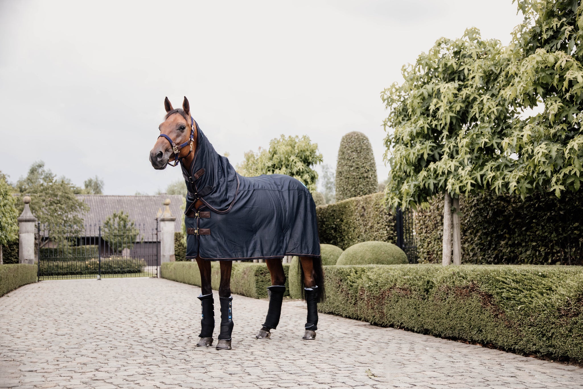 This Magnetic Neck Recuptex uses the same Recuptex fabric technology that has proven to be state of the art. Based on the Bekaert BEKINOX® technology, they contain the finest inox yarn (a stainless-steel fiber) that is woven into the fabric. It creates a Faraday cage which reflects the magnetic fields created in the horse&