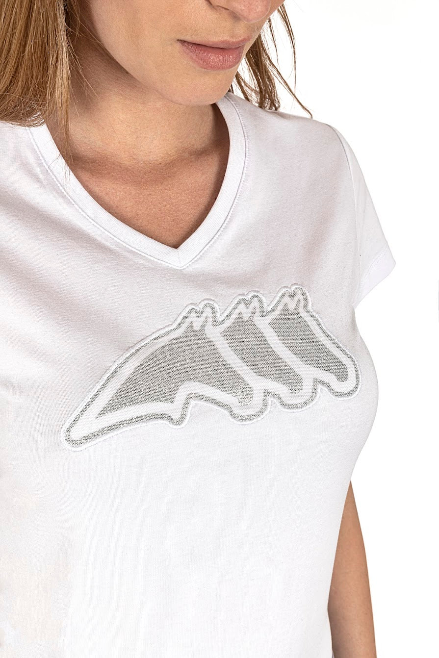 The Equiline glitter print three horse logo T shirt is perfect for the yard or at shows. Slim fitting with a v neck and is made from luxury cotton elastase stretch jersey. Machine washable