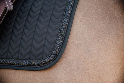 Kentucky’s Saddle Pad Glitter Stone jumping pad is stunning. The stones ooze sophistication and style. The pad is shaped for jumping and provides excellent cushioning between the horse while protecting against friction.