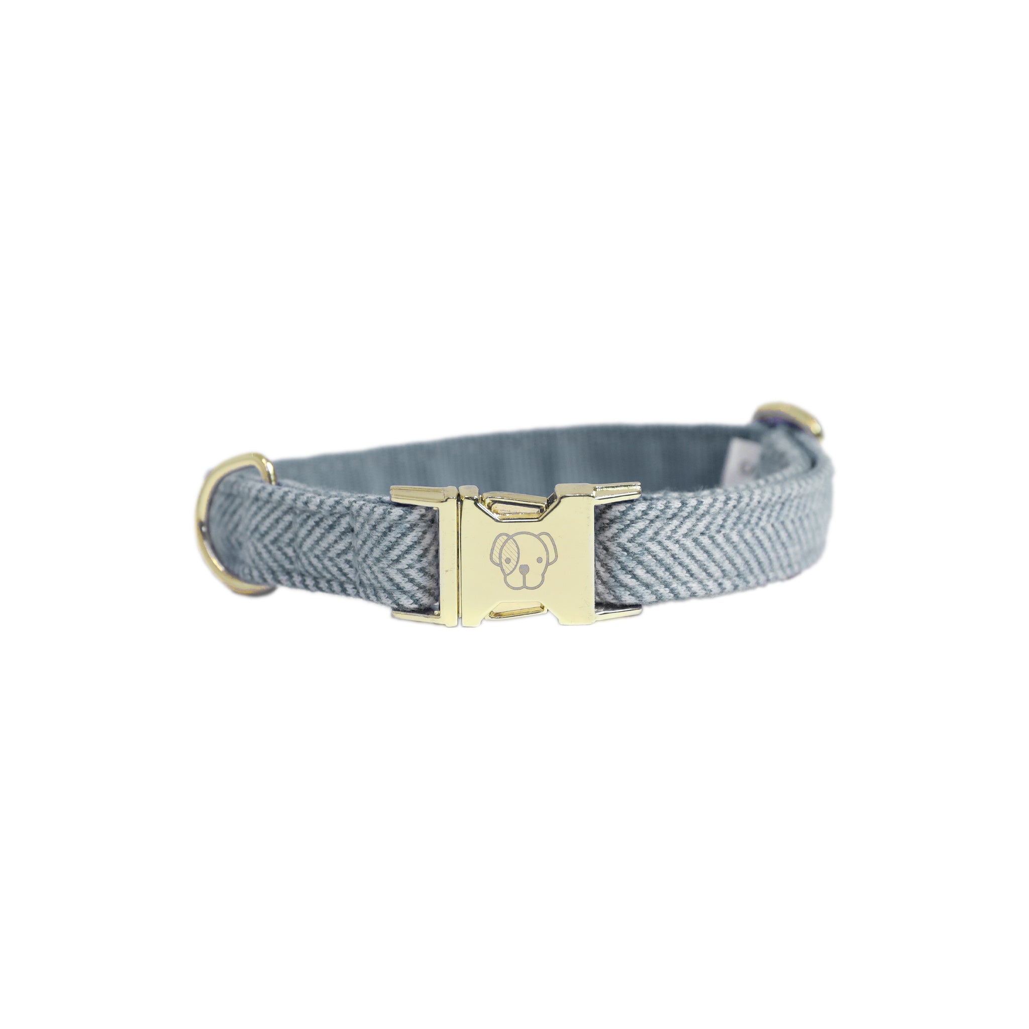 This Kentucky Dog Collar Wool will give your dog a sophisticated look in any circumstances! The diagonal stipe fabric on the outside gives it a wool like aspect, without using any animal ingredient. On the inside, the collar is reinforced with nylon to assure comfort and extra strength.