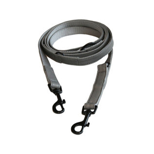 Keep your dog seen at night with the Kentucky reflective dog lead. Ensure your dog maximum visibility and safety with this Dog Lead Reflective! Strong and comfortable for your dog, this dog lead is 100% reflective while being classy and discrete. The Dog Lead Reflective features a ring to attach our matching Dog Collar Reflective.