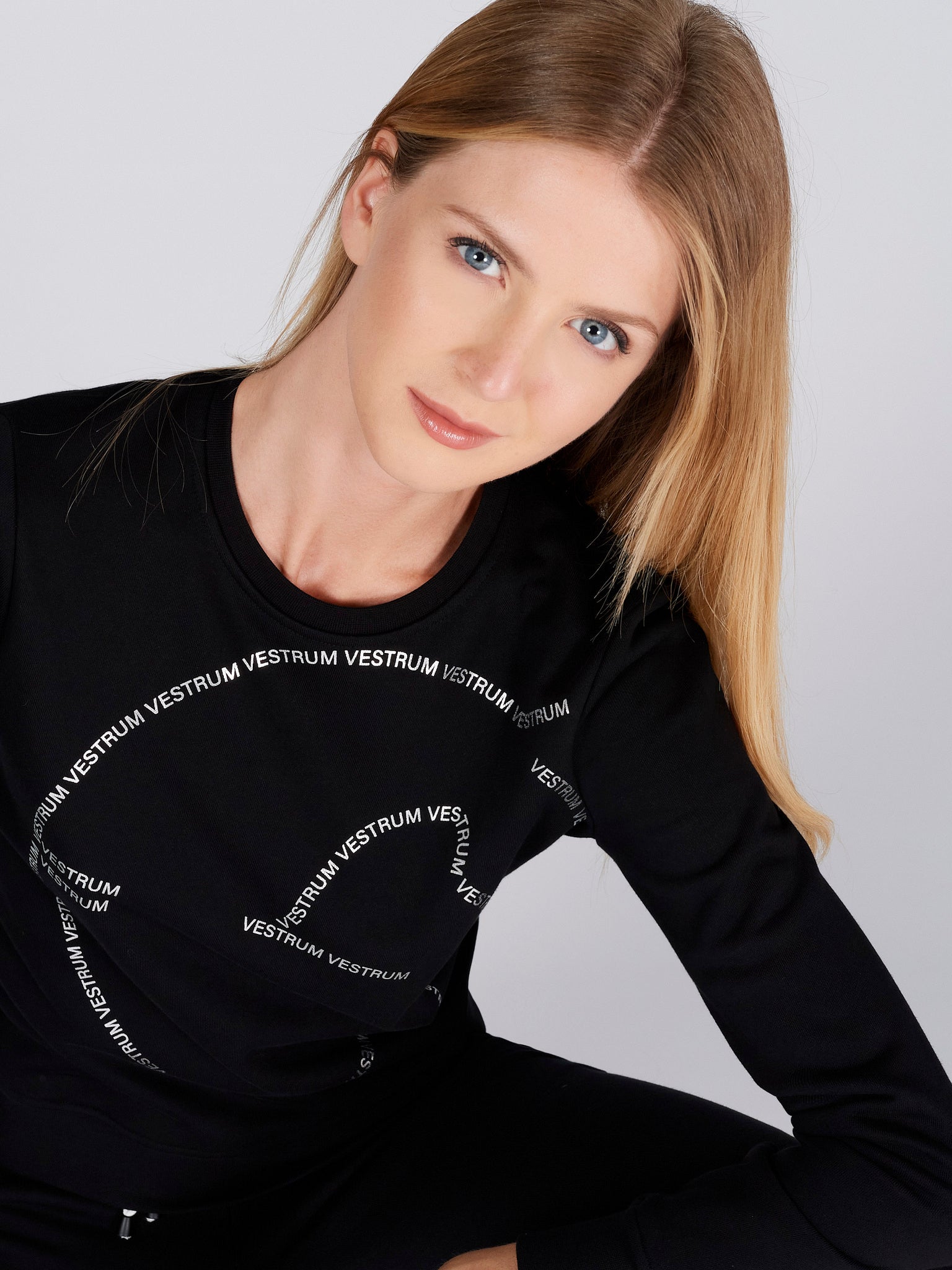 The Vestrum Roseto Black Sweatshirt has a metallic Vestrum graphic design on the front. The sweatshirt is made from a soft cotton elastane stretch jersey fabric for maximum comfort.