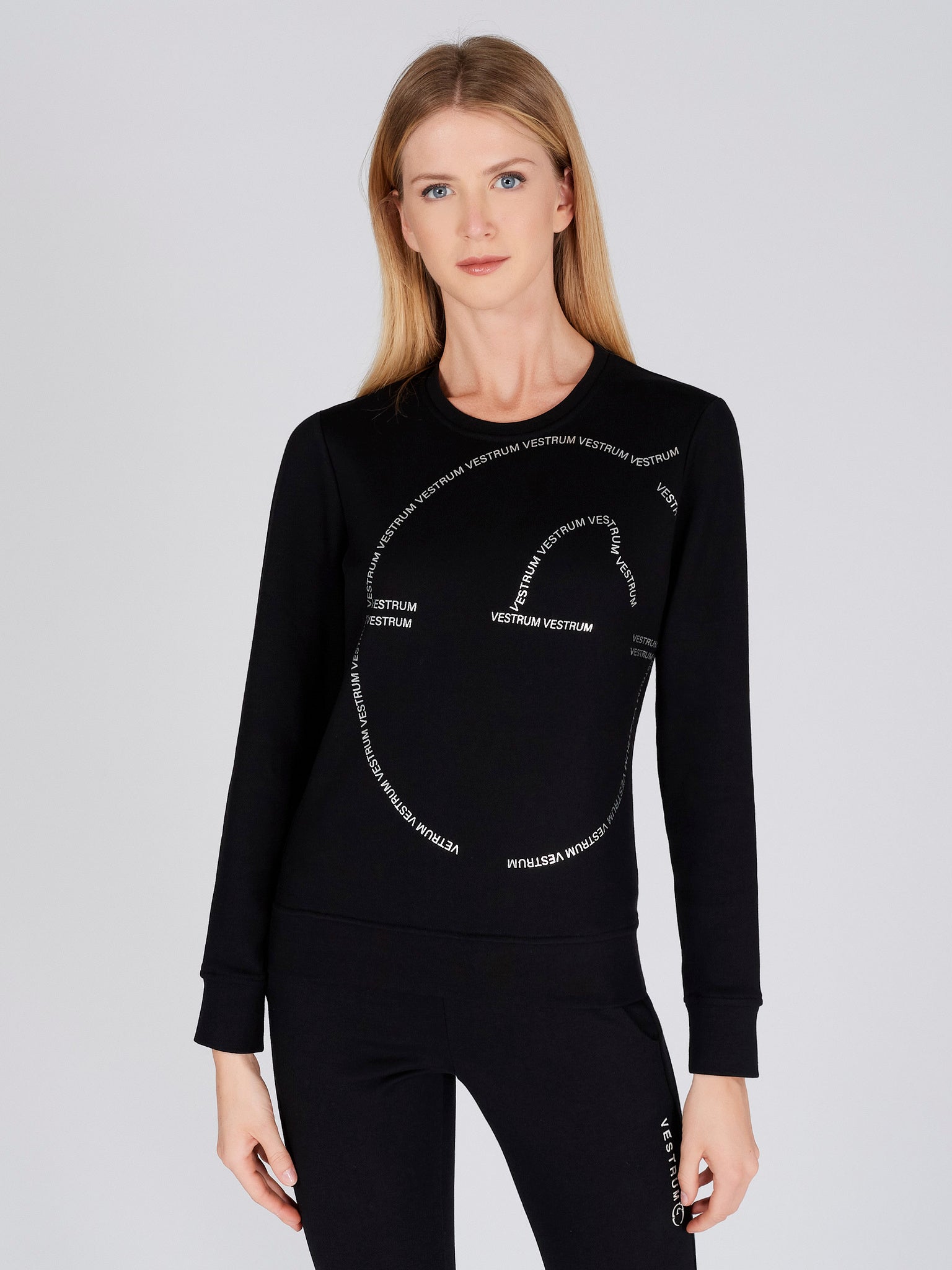 The Vestrum Roseto Black Sweatshirt has a metallic Vestrum graphic design on the front. The sweatshirt is made from a soft cotton elastane stretch jersey fabric for maximum comfort.