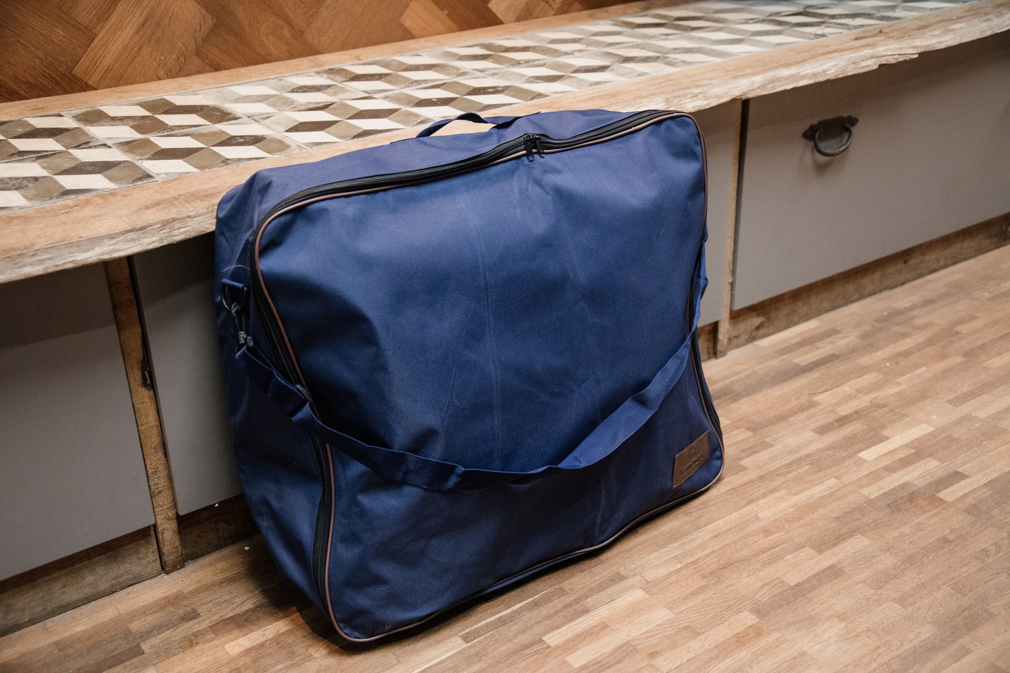 This elegant and practical Saddle Pad Bag is made out of heavy duty 600D polyester fabric with a waterproof coating and a nice finishing touch with artificial leather piping. It has been specially developed to store between 3 to 5 saddle pads.