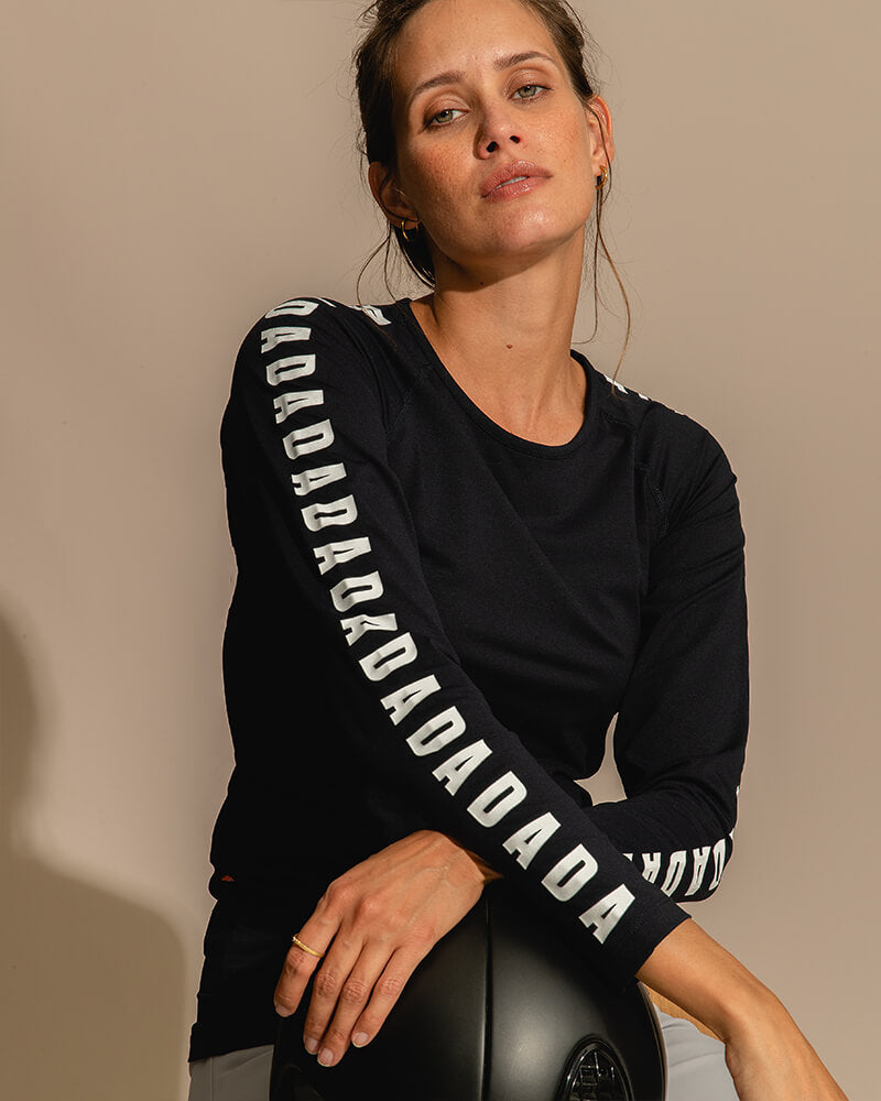 We love the Dada Izzy technical T shirt. Perfect for training, the yard or at shows. The T shirt has long sleeves with the Dada logo printed down the arm of the sleeves. It has Raglan armholes for maximum comfort. The fabric is made from a technical bi stretch jersey so is Breathable with anti-UV protection, chlorine and sun oils resistants.