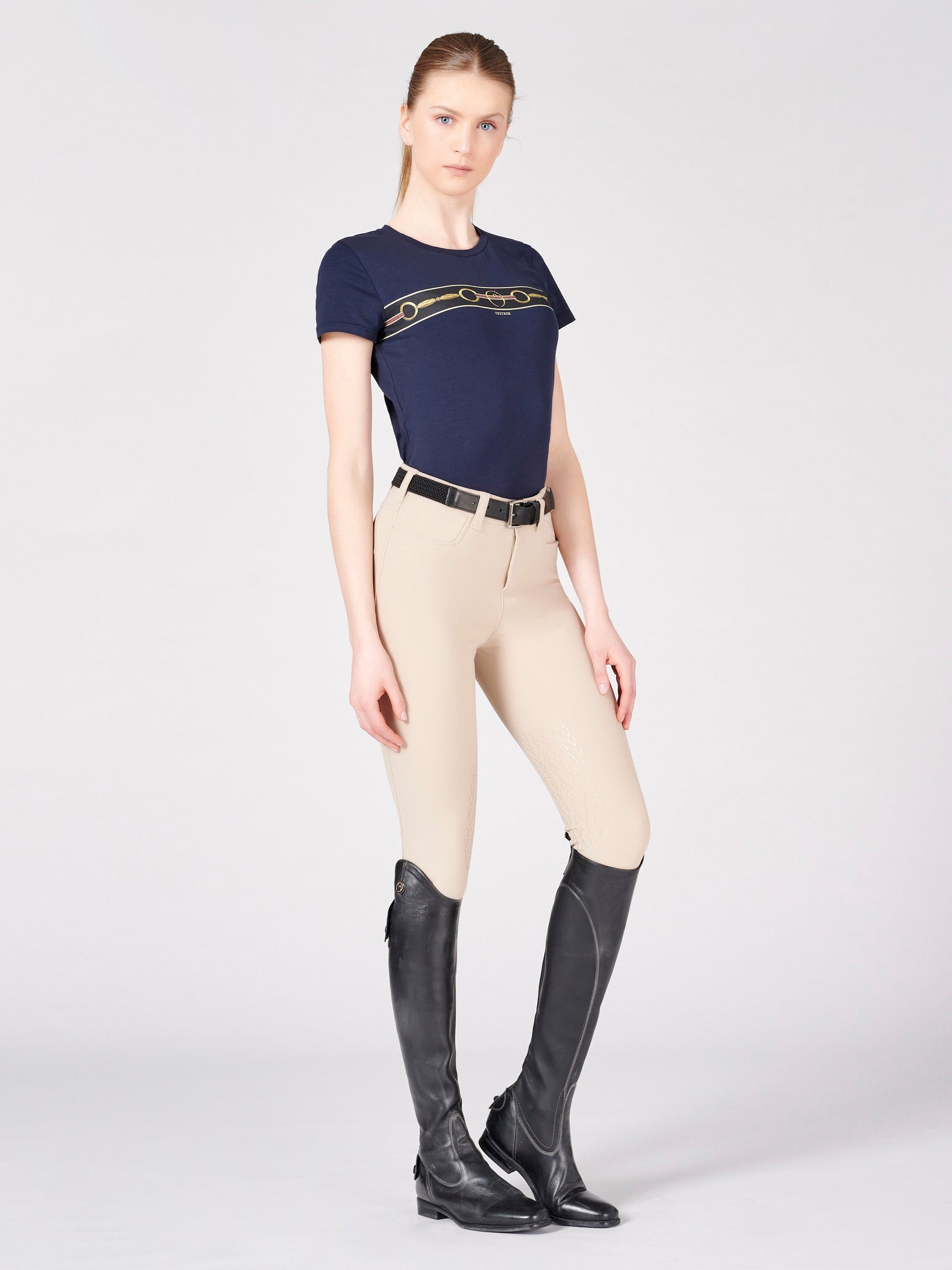 The beige Vestrum Syracuse Sage V Grip Breeches are a timeless and indestructible basic they constantly improve. The bi stretch technical fabric give maximum movement and comfort for the rider. These Vestrum breeches are extremely comfortable and have a flattering fit. These mid wait breeches have two front pockets, no back pockets and a knee grip. The breeches are beige with a dark tan iconic Vestrum logo.