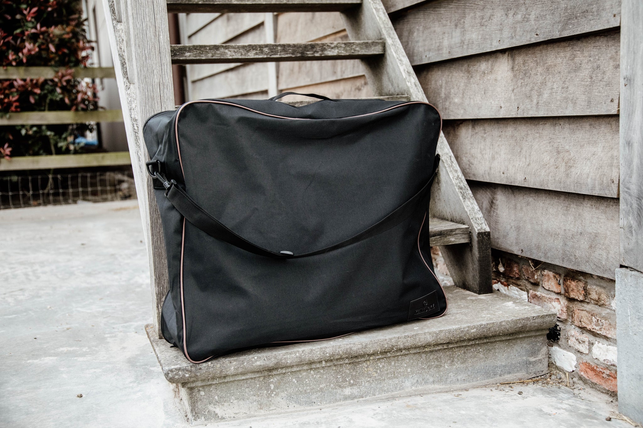 This elegant and practical Saddle Pad Bag is made out of heavy duty 600D polyester fabric with a waterproof coating and a nice finishing touch with artificial leather piping. It has been specially developed to store between 3 to 5 saddle pads.