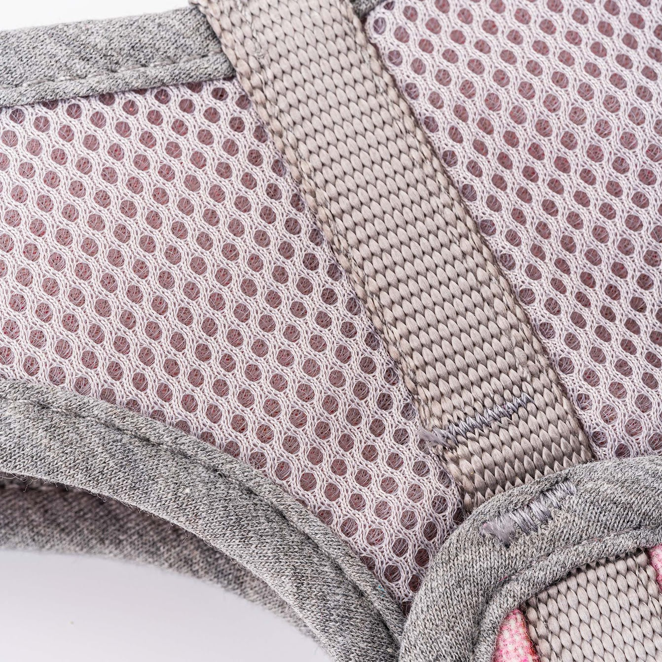 Hugo and Hudson Pink Tweed Harness The pink dog harnesses are designed to help prevent your dog from pulling, whilst reducing pressure on their neck. The harness is designed so your dog will look and feel great, with four different sizes, that are adjustable , are available to get the perfect fit. Complete the pink checked set with the lead, collar and checked herringbone tweed jacket.