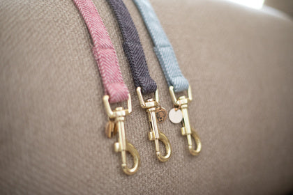 This Kentucky wool lead is super practical and classy. The Dog Lead Wool is the perfect match to the Dog Collar Wool. It is also made out of a very soft wool like fabric on the outside and reinforced with nylon for extra strength. We added a handy loop and practical clip for your comfort. You can wash it in the washing machine at 30° while using a washing bag and do not tumble dry 120cm long