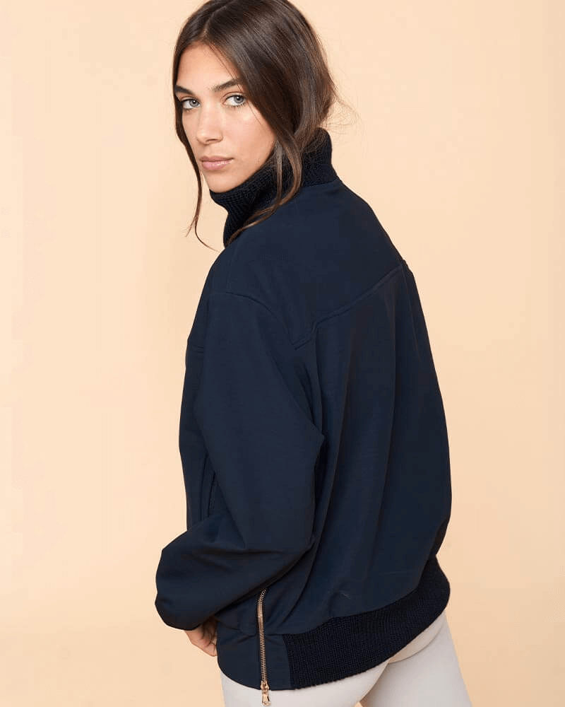 The Dada Sport Urviso Trucker jacket is perfect for the winter whether riding, on the yard, shows or even in the slopes! The stylish jumper is made from a Warm, waterproof and windproof material. It has Fleece inside for extra warmth. The Technical fabric that guarantees good thermal insulation and excellent comfort.