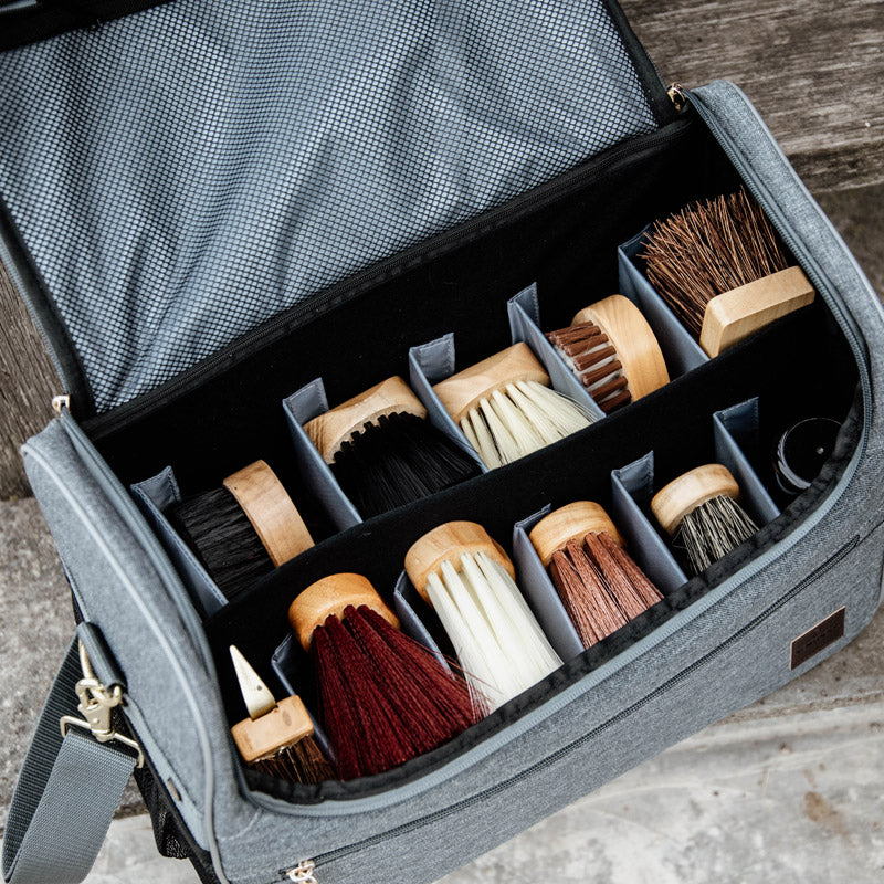 The Kentucky horse wear grooming bag is perfect way to store all your grooming essentials. The adjustable inserts allow you to organize the bag however you want. Because of its large size, even spray bottles fit into this bag.