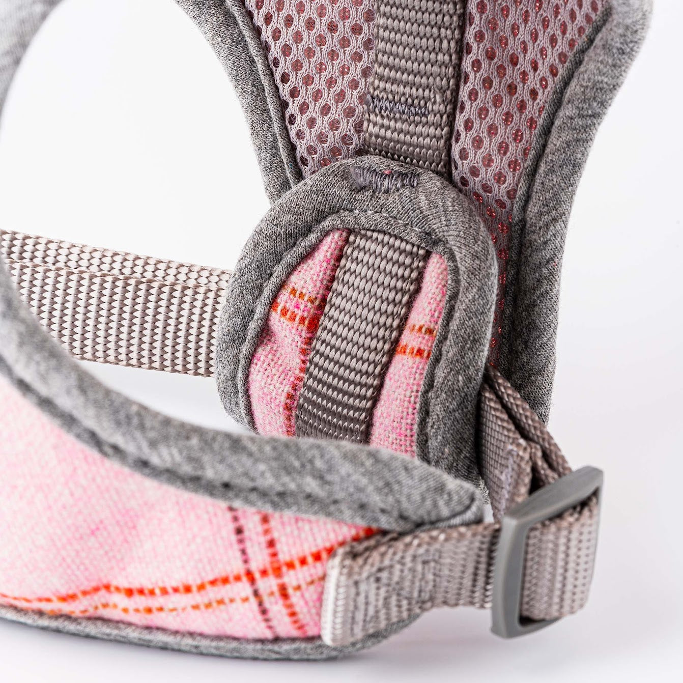 Hugo and Hudson Pink Tweed Harness The pink dog harnesses are designed to help prevent your dog from pulling, whilst reducing pressure on their neck. The harness is designed so your dog will look and feel great, with four different sizes, that are adjustable , are available to get the perfect fit. Complete the pink checked set with the lead, collar and checked herringbone tweed jacket.