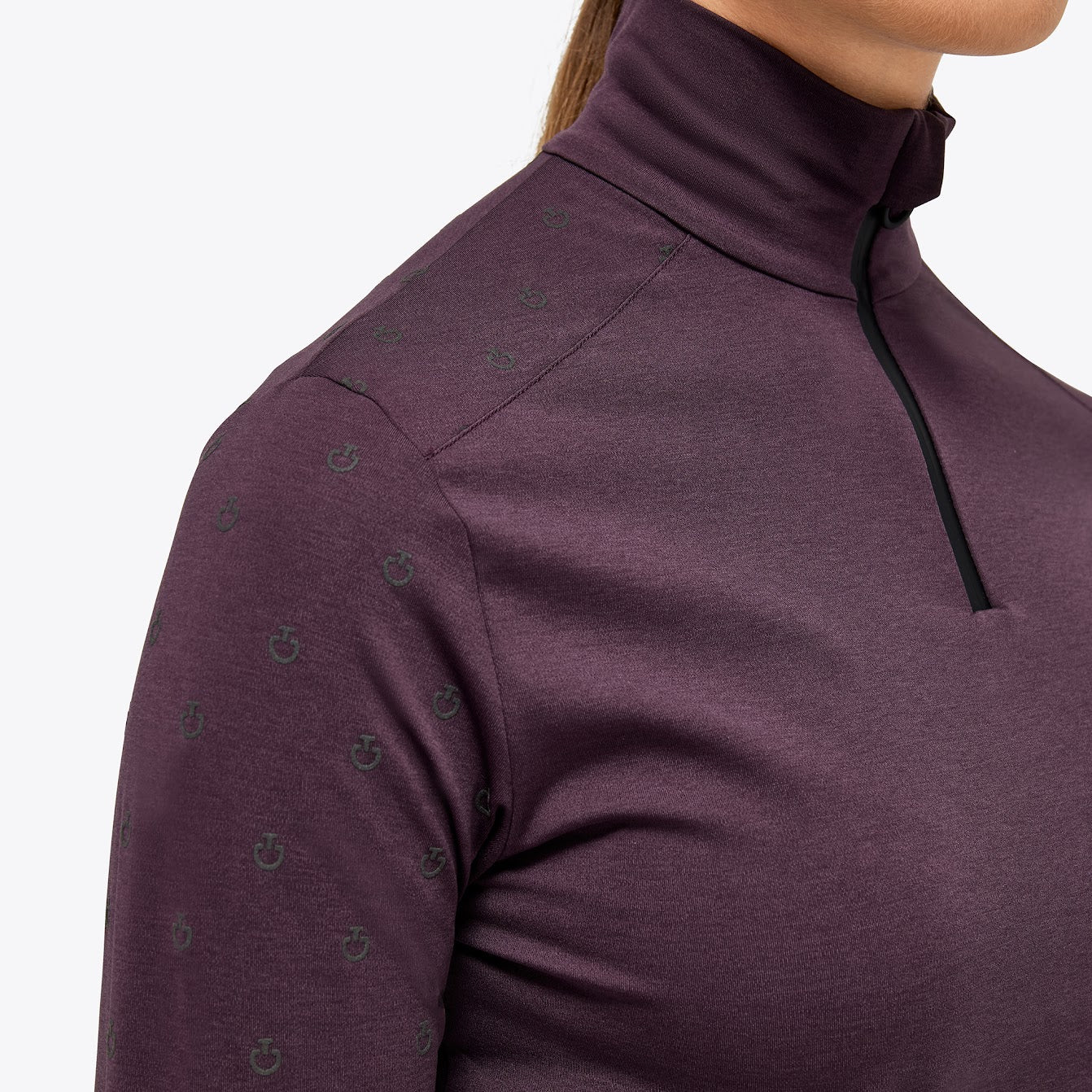 The Cavalleria Toscana plum Mini Flock Print Tech Wool Training Top is perfect for the season. The training top has a mini CT flock logo print on the shoulders and sleeves giving this top a modern look. Made from super soft bib stretch jersey it’s a must have this year! matching items available.