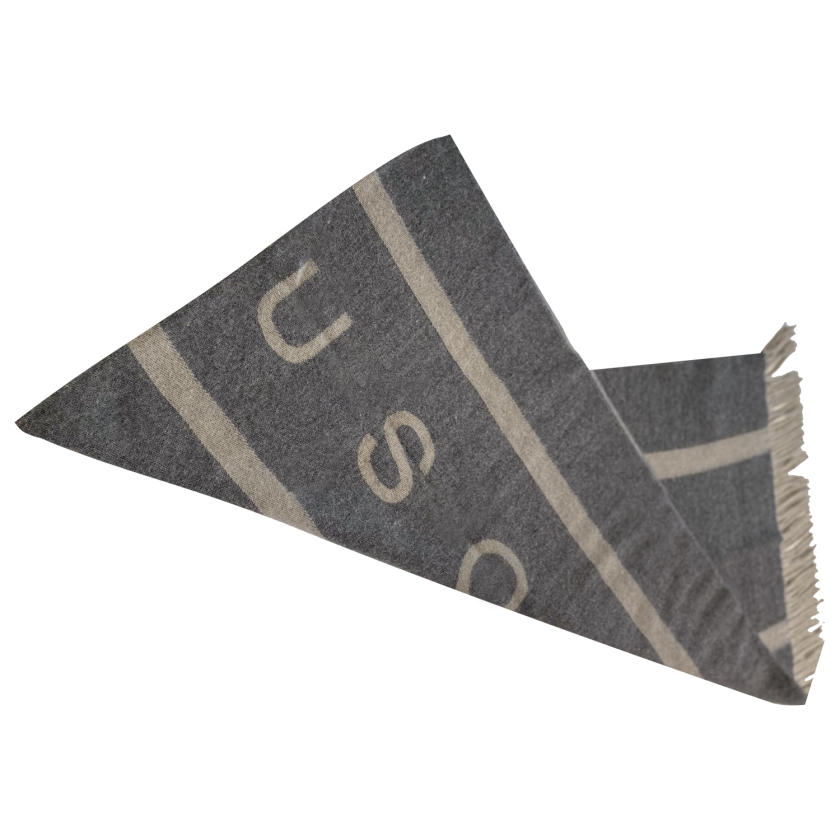 Laguso Signiture grey scarf is the perfect accompaniment this season. The scarf is oversized and has a reversable design to give you maximum style options. Machine washable at 30’c