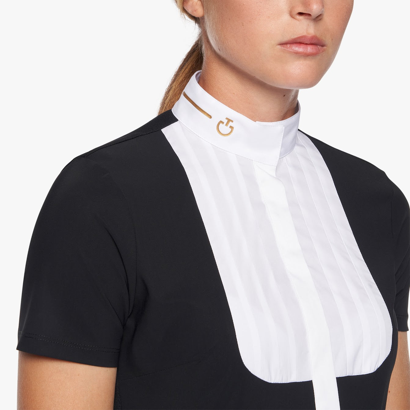 The Cavalleria Toscana Revo Pleated Cotton Tech Knit Show Shirt is a stunning part of the new seasons Revolution range. The iconic Revolution logo in metailc gold is subtle yet distinctive. Features a cotton white bib with the Revolution back for maximum comfort and performance. Also in long sleeve and matching items available Machine washable