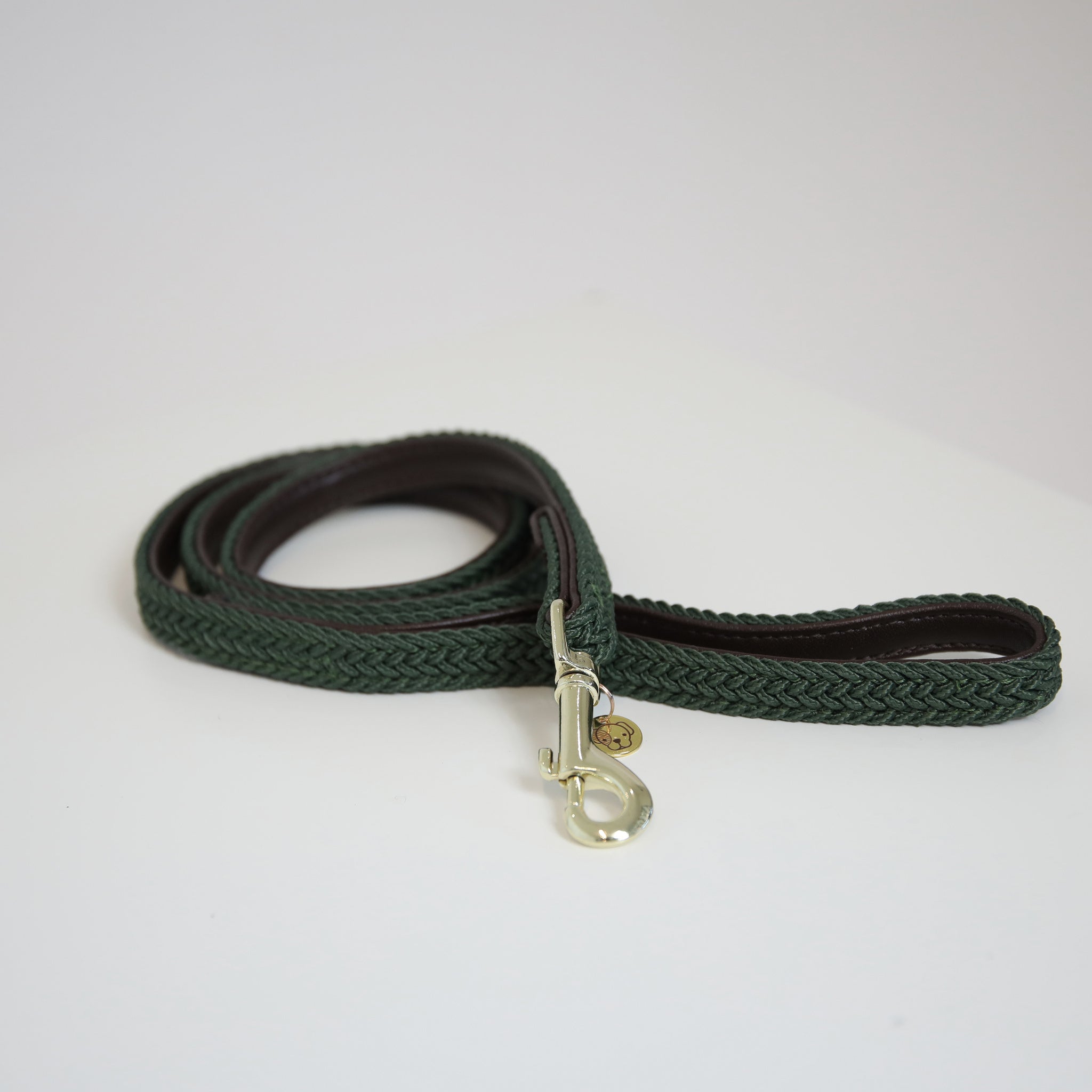 The Kentucky Plaited Nylon Dog lead is made of artificial leather on the back and the buckle / end (100% animal and vegan friendly) and has a nylon braided design on the face.