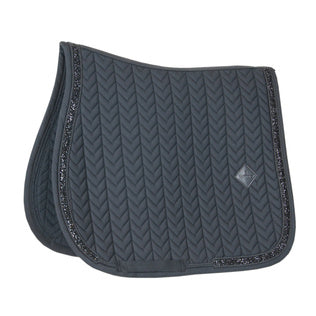 Kentucky’s Saddle Pad Glitter Stone jumping pad is stunning. The stones ooze sophistication and style. The pad is shaped for jumping and provides excellent cushioning between the horse while protecting against friction.
