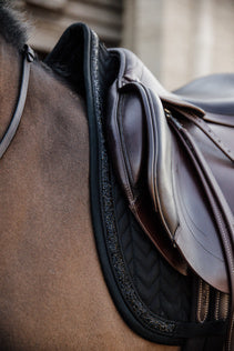 Kentucky’s Saddle Pad Glitter Stone jumping pad is stunning. The stones ooze sophistication and style. The pad is shaped for jumping and provides excellent cushioning between the horse while protecting against friction.