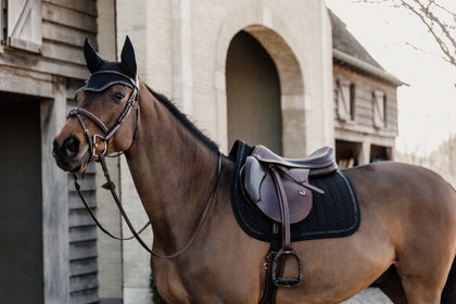 Kentucky’s Saddle Pad Glitter Stone jumping pad is stunning. The stones ooze sophistication and style. The pad is shaped for jumping and provides excellent cushioning between the horse while protecting against friction.