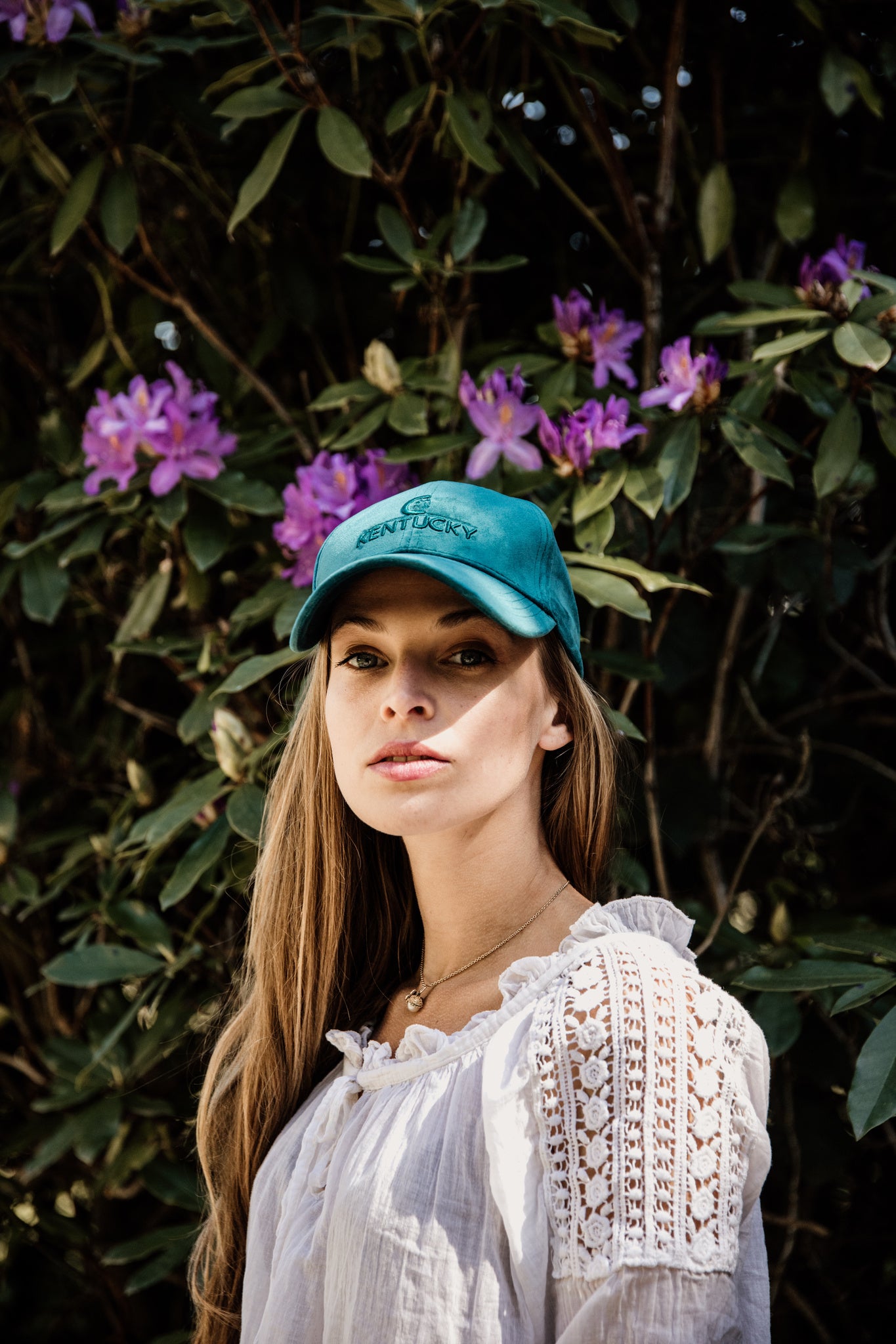 Complete your look with this gorgeous velvet Kentucky cap. Fully adjustable.