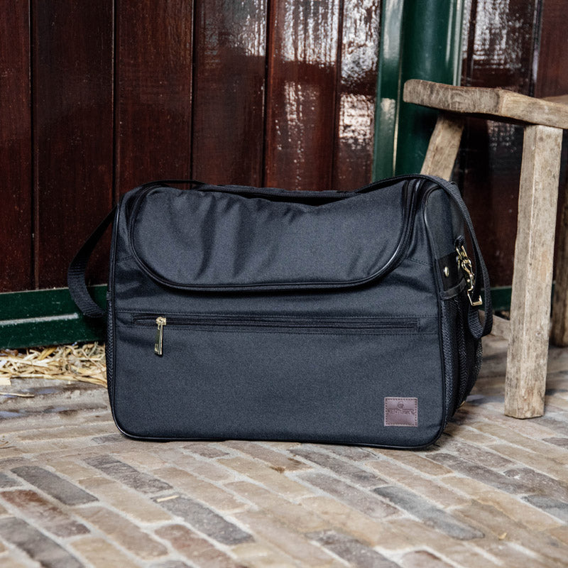 The Kentucky horse wear grooming bag is perfect way to store all your grooming essentials. The adjustable inserts allow you to organize the bag however you want. Because of its large size, even spray bottles fit into this bag.