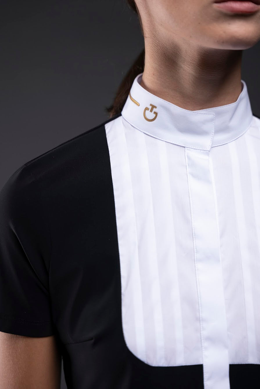 The Cavalleria Toscana Revo Pleated Cotton Tech Knit Show Shirt is a stunning part of the new seasons Revolution range. The iconic Revolution logo in metailc gold is subtle yet distinctive. Features a cotton white bib with the Revolution back for maximum comfort and performance. Also in long sleeve and matching items available Machine washable