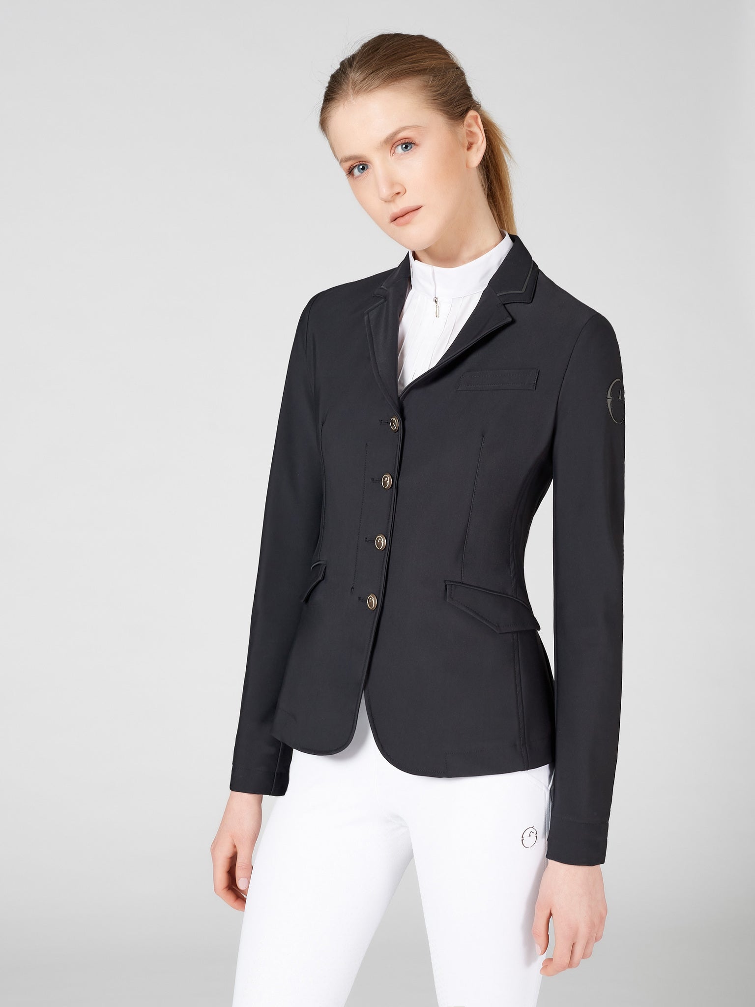 The Vestrum Canberra black competition jacket has a contrast detailing. This unlined women’s competition jacket is made from a technical high performance knitted fabric that is very strong and makes it perfect for competitions. The fabric is also soft enough to guarantee freedom of movement for every body shape whilst. Riding. This extremely flattering cut makes this a popular choice for elegance and performance.