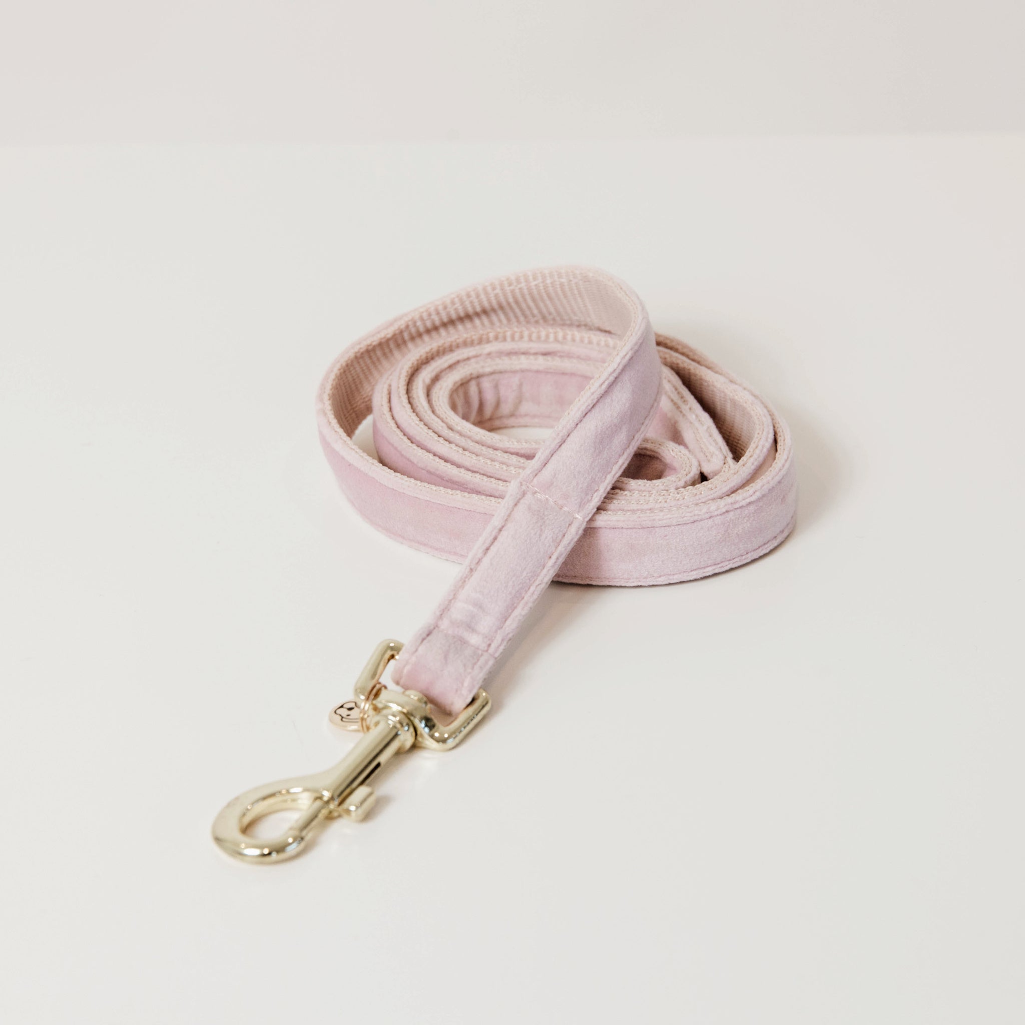 The Kentucky Velvet dog lead is made from a luxury soft yet durable velvet. The lead is lined with nylon for added strength. Self handle and gold clip for attachment to collar.