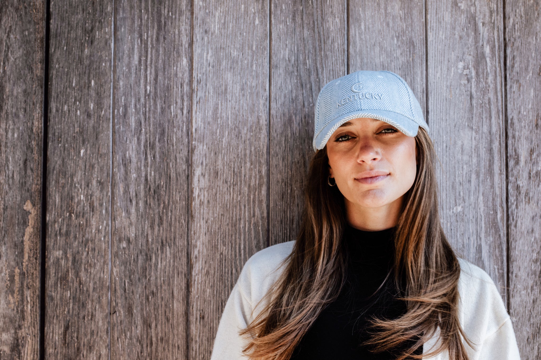 The herringbone wool Kentucky cap is perfect accompaniment to any outfit. Self coloured Kentucky logo and fully adjustable.