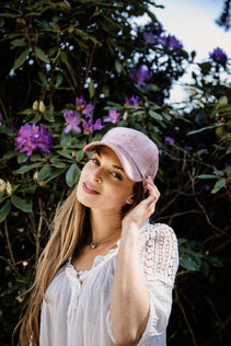 Complete your look with this gorgeous velvet Kentucky cap. Fully adjustable.